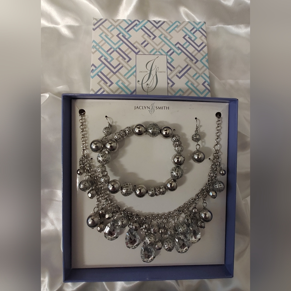 Jaclyn Smith Sparkling 3 Piece Necklace Earring & Bracelet Gift Set Silver Tone - Picture 2 of 5